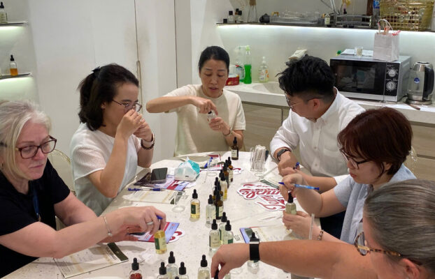 하노이의 향기: 조향사가 안내하는 연꽃, 차, 쌀국수, 침향 & 호아쓰어 가이드